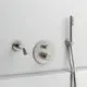 Thermostat-Armatur für das Bad, montiert an einer hellen Wand. Enthält einen ausziehbaren Duschkopf von Ideal Standard und separate Steuerungsregler.